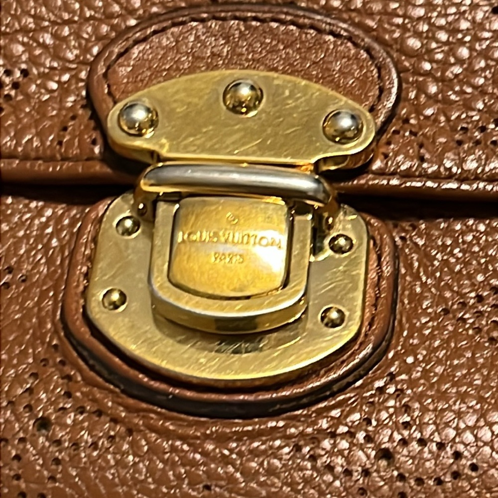 Louis Vuitton 2009 Leather Mahina Brown Amelia International Wallet - Picture 2 of 13